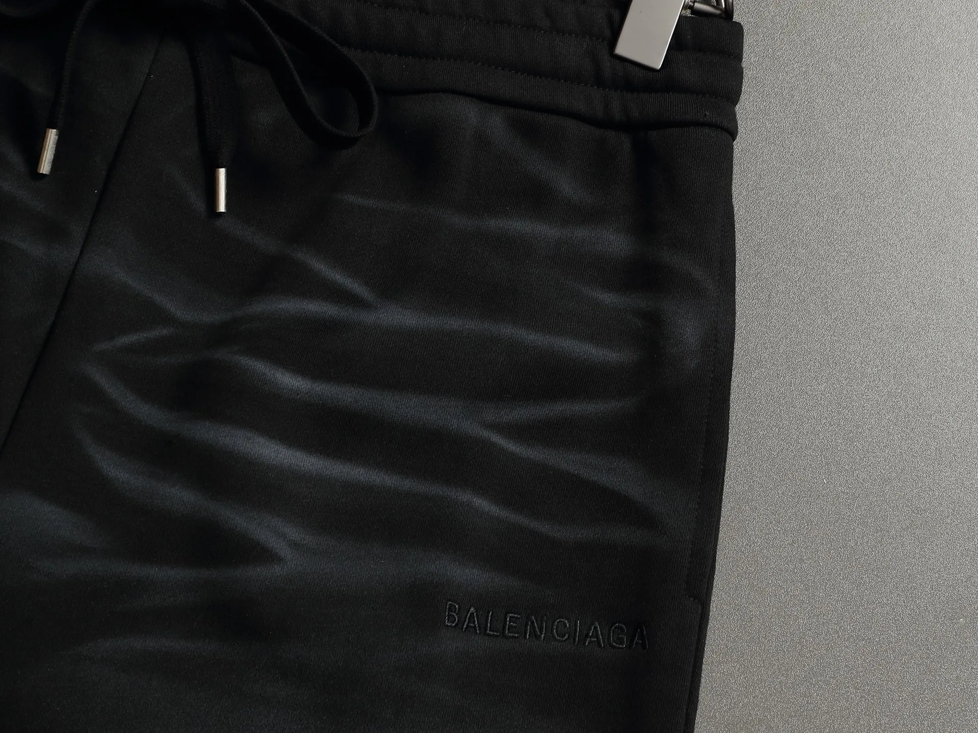 zp ［ ］ balenclaga 2026ss New Arrival MONOGRAM ， 。 ，gy Monogram ， ， 。Der 。 ， 。 ：Black Size：S M L XL